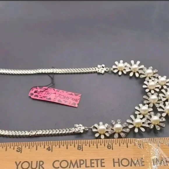 New Betsey Johnson Rhinestone Pearl Silvertone Statement Necklace NWT - Picture 2 of 3